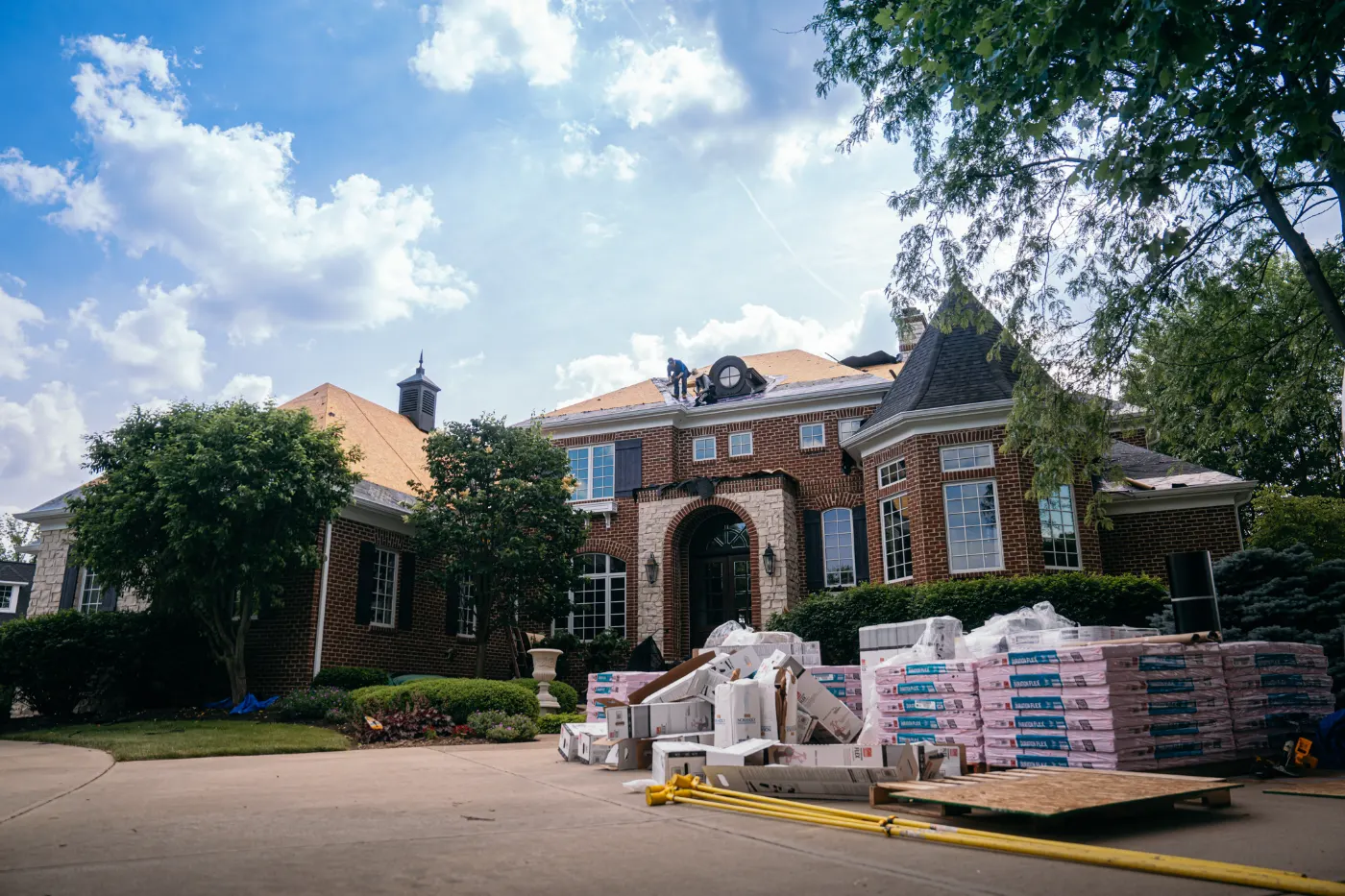 Manufacturer-certified roof installation in Earl Park
